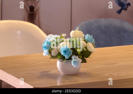 Fleurs artificielles sur le bureau, bouquet de roses bleues et blanches, décoration résidentielle Banque D'Images