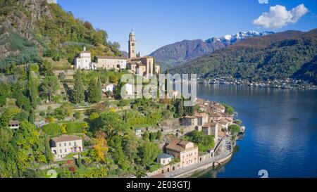 Paysage du lac de Lugano et de Morcote en Suisse, église d'automne de Santa Maria del Sasso et village Banque D'Images