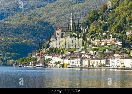 Panorama de la ville de Morcote par le lac de Lugano en Suisse. L'église paroissiale de Santa Maria del Sasso Banque D'Images