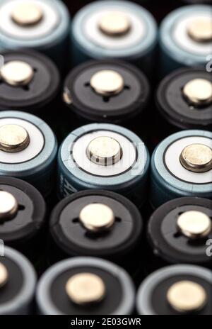 Batteries, rangées de batteries rechargeables. Texture d'arrière-plan des batteries et accumulateurs électriques Banque D'Images