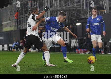 Londres, Royaume-Uni. 28 décembre 2020. Leandro Trossard de Brighton & Hove Albion est défié par Bobby Reid de Fulham lors du match de Premier League entre Fulham et Brighton et Hove Albion à Craven Cottage, Londres, Angleterre, le 16 décembre 2020. Photo de Ken Sparks. Utilisation éditoriale uniquement, licence requise pour une utilisation commerciale. Aucune utilisation dans les Paris, les jeux ou les publications d'un seul club/ligue/joueur. Crédit : UK Sports pics Ltd/Alay Live News Banque D'Images