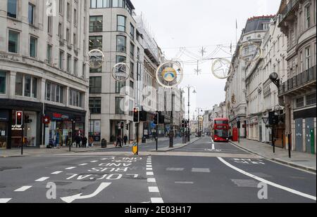 Londres, Royaume-Uni. 29 décembre 2020. Photo prise le 29 décembre 2020 montre une rue dans le centre de Londres, en Grande-Bretagne. D'après les chiffres officiels publiés lundi, 41,385 autres personnes en Grande-Bretagne ont été testées positives pour le COVID-19, ce qui représente l'augmentation quotidienne la plus élevée des cas de coronavirus depuis le déclenchement de la pandémie dans le pays. Credit: Han Yan/Xinhua/Alay Live News Banque D'Images