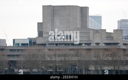 Londres, Royaume-Uni. 29 décembre 2020. Photo prise le 29 décembre 2020 montre le Théâtre national fermé à Londres, en Grande-Bretagne. D'après les chiffres officiels publiés lundi, 41,385 autres personnes en Grande-Bretagne ont été testées positives pour le COVID-19, ce qui représente l'augmentation quotidienne la plus élevée des cas de coronavirus depuis le déclenchement de la pandémie dans le pays. Credit: Han Yan/Xinhua/Alay Live News Banque D'Images