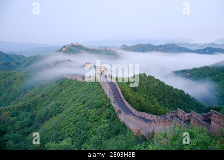 Vue sur le brouillard de l'autre côté de la Grande Muraille de Jinshanling Banque D'Images