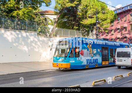 Un tram passant par la rue Istanbul avec arrière-plan de Chemin de fer en Turquie depuis le détroit du Bosphore sur un soleil jour Banque D'Images