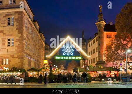 MARCHÉ DE NOËL À STUTTGART LA NUIT Banque D'Images