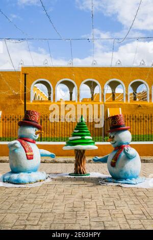 Décorations de Noël devant le Convento de San Antonio de Padoue, Izamal, Yucatan , Mexique Banque D'Images