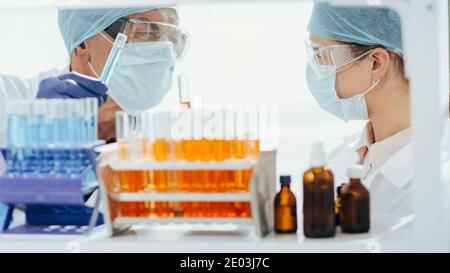 gros plan. contenant avec tubes à essai sur la table du laboratoire . Banque D'Images