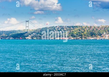 Pont Fatih Sultan Mehmet avec fond du détroit du Bosphore paysage urbain lors d'une journée ensoleillée avec fond ciel bleu nuageux et mer bleue à Istanbul, Turk Banque D'Images