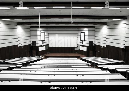 Salle de cinéma à l'intérieur. Écran, chaises et rideau. Banque D'Images