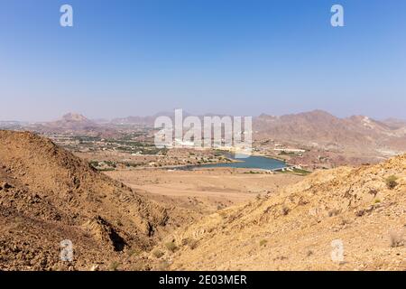Paysage de Hatta vu du panneau géant de Hatta dans les montagnes de Hajar, Émirats arabes Unis. Banque D'Images