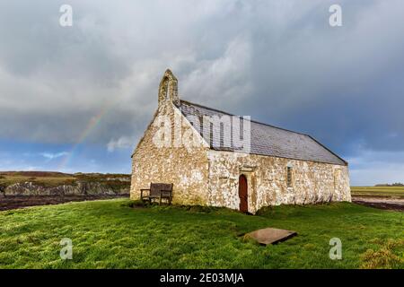 « l'église en mer » de Saint-Cwyfan à Porth Cwyfan à Anglesey, au pays de Galles Banque D'Images