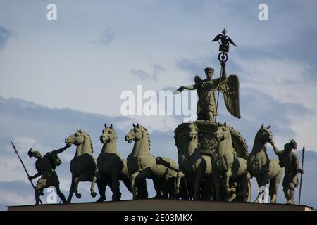 Phème avec couronne de Laurier à cheval sur un char de victoire avec deux soldats à la tête de l'équipe de six chevaux à l'entrée de l'arcade du palais de Saint-Pétersbourg. Banque D'Images