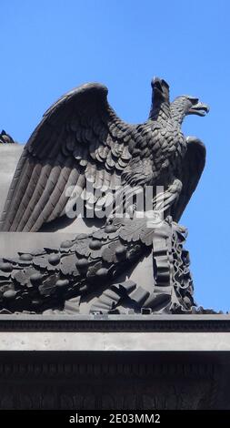 Un aigle russe à double tête avec des ailes étirées se dresse sur un toit. Banque D'Images