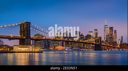 Vue célèbre depuis Brooklyn sur le pont de Brooklyn et la ligne d'horizon de Lower Manhattan. Banque D'Images