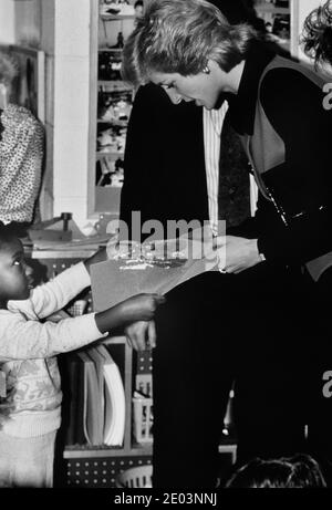 Diana, princesse de Galles, accepte les œuvres d'art d'un enfant lors d'une visite au centre familial urbain. Règlement de la rue Henry. New York. ÉTATS-UNIS. 2 février 1989 Banque D'Images