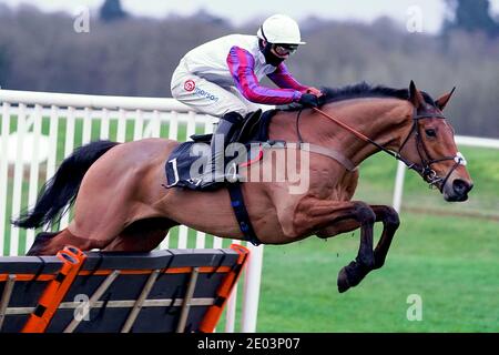 Bravemansgame, monté par Harry Cobden, remporte la dernière fois l'obstacle des novices MansionBet Challow à l'hippodrome de Newbury. Banque D'Images