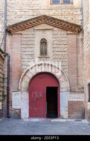 Porte latérale de la cathédrale Saint-Jean-Baptiste de Perpignan, France Banque D'Images