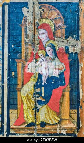 Détail de ce qui était autrefois le panneau central d'un retable, montrant Sainte Anne avec sa fille la Vierge Marie, et son petit-fils le bébé Jésus, si Banque D'Images