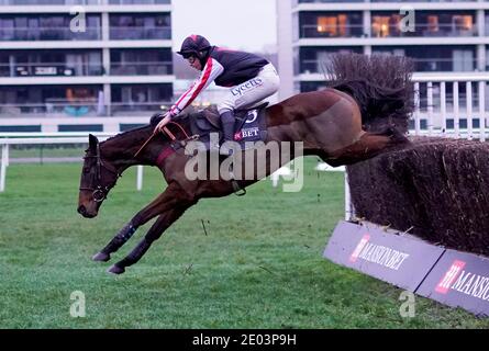 Funambule Sivola est monté par Charlie Deutsch sur le chemin de gagner le MansionBet's Faller Insurance Handicap Chase à l'hippodrome de Newbury. Banque D'Images