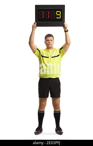 Portrait complet d'un arbitre de football tenant un plateau de substitution isolé sur fond blanc Banque D'Images