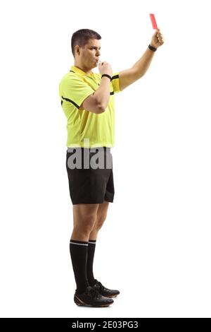 Prise de vue en profil d'un arbitre de football soufflant un sifflez et montrez une carte rouge isolée sur fond blanc Banque D'Images