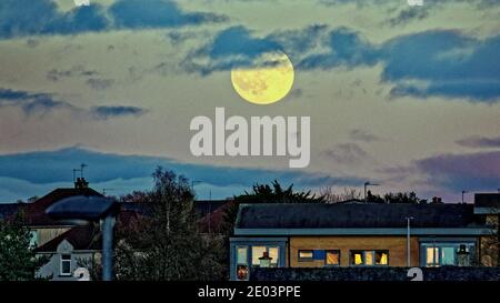 Glasgow, Écosse, Royaume-Uni. 29 décembre 2020. Météo au Royaume-Uni : lune de décembre complète connue sous le nom de lune froide au-dessus du quartier du Temple dans le nord-est de la ville. Crédit : Gerard Ferry/Alay Live New Banque D'Images