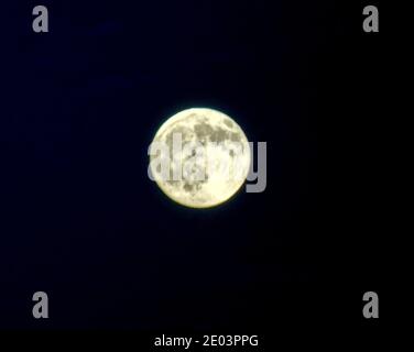 Glasgow, Écosse, Royaume-Uni. 29 décembre 2020. Météo au Royaume-Uni : lune de décembre complète connue sous le nom de lune froide au-dessus du quartier du Temple dans le nord-est de la ville. Crédit : Gerard Ferry/Alay Live New Banque D'Images