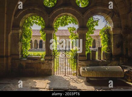Cloître de l'église romane de la Colegiata, Santillana del Mar, Cantabrie, Espagne. Nom complet: Colegiata de Santa Juliana de Santillana del Mar Banque D'Images