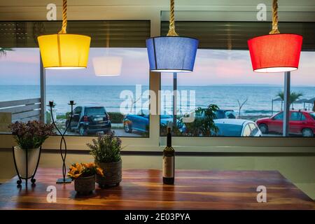 Vue sur la mer depuis la fenêtre d'une villa à la périphérie d'Athènes, Grèce Banque D'Images