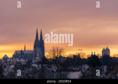 La cathédrale Saint-Pierre à Ratisbonne le matin froid d'hiver de décembre avec de la neige fraîche sur les toits et les flèches Banque D'Images