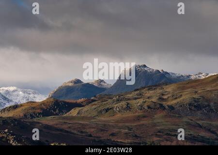 Les Langdale Pikes et un Bowfell enneigé, vus de Loughrigg Fell, Grasmere, Lake District, Cumbria Banque D'Images