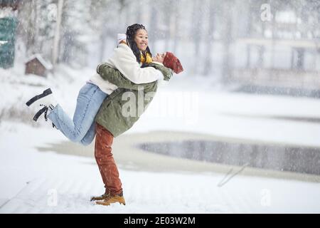 Couple heureux s'amuser en plein air dans le parc d'hiver Banque D'Images