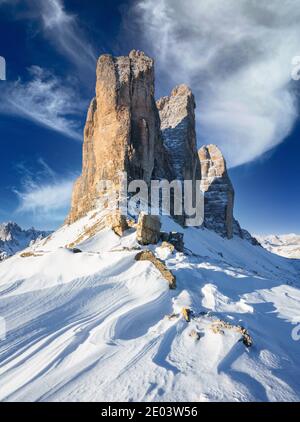 Le Tre cime di Lavaredo culmine avec de la neige en hiver Journée ensoleillée avec des nuages blancs et un ciel bleu dans les Dolomites Banque D'Images