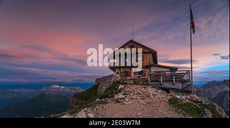 Rifugio Hut Nuvolau dans les Dolomites italiens au lever du soleil Banque D'Images