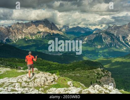 Trekker de derrière, vue panoramique sur les Dolomites italiens Tyrol du Sud Italie Europe Banque D'Images