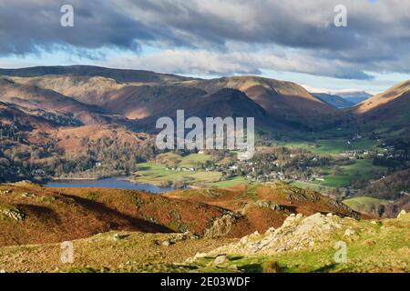 Ulfoulard, Steel Fell, Gibson Knott, Helm Crag, Dunmail Raise et Grasmere vus de Loughrigg Fell, Grasmere, Lake District, Cumbria Banque D'Images