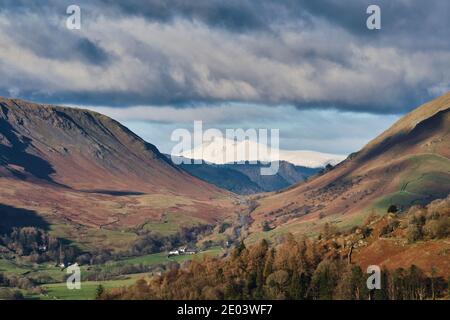 Skiddaw enneigé vu à travers Dunmail élever du sommet de Loughrigg Fell, Grasmere, Lake District, Cumbria Banque D'Images