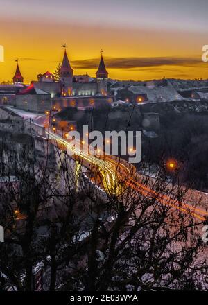 Kamianets-Podilskyi, Ukraine 01.07.2020. Vue panoramique sur la forteresse Kamianets-Podilskyi pendant une nuit d'hiver Banque D'Images