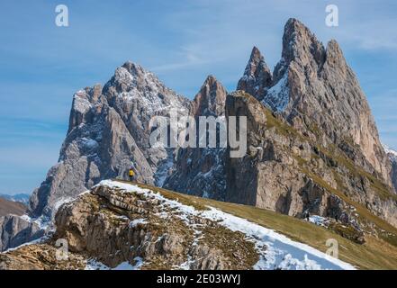 Seseda Odles du Tyrol du Sud Italie a recouvert les sommets enneigés avec la personne de l'arrière en regardant l'horizon Banque D'Images