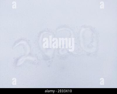 texte de 2020 ans écrit sur la neige blanche. Nouvel an d'hiver avec espace de copie Banque D'Images
