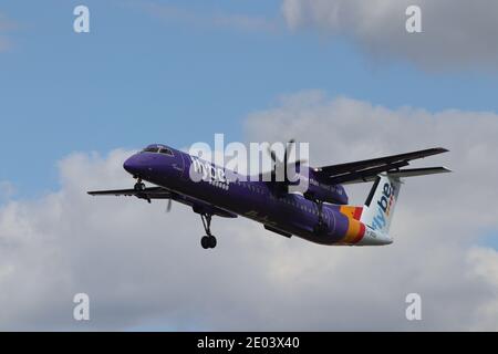 Flybe Bombardier Dash 8-Q400 arrivée à l'aéroport de Heathrow Banque D'Images