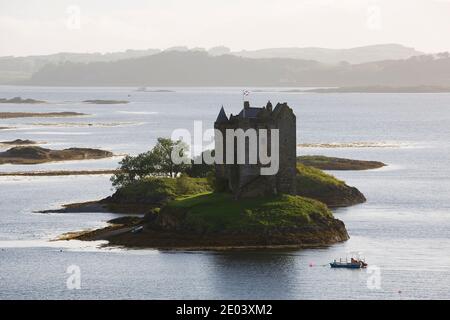 Le château de Stalker, une tour de quatre étages, ou restez pittoresque sur un îlot de marée sur le Loch Laich, Port Appin, Argyll, Écosse. Banque D'Images