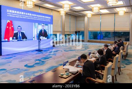 Pékin, Chine. 29 décembre 2020. Le conseiller d'État chinois et ministre des Affaires étrangères Wang Yi rencontre le ministre italien des Affaires étrangères Luigi Di Maio par liaison vidéo à Beijing, le 29 décembre 2020. Credit: Zhai Jianlan/Xinhua/Alamy Live News Banque D'Images