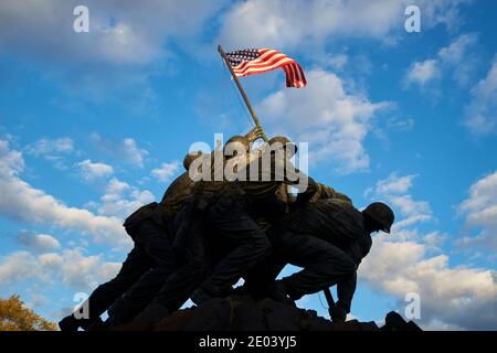 Le Iwo Jima Marine, militaire, monument commémoratif de la statue de bronze de la Seconde Guerre mondiale dans l'ombre partielle, silhouette pendant un ciel sombre, en fin d'après-midi. À Arlington, Virginie. Banque D'Images
