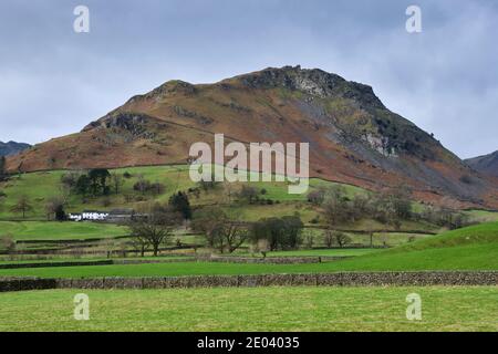 HELM Crag comme vu près du repos du voyageur sur l'A591 près de Grasmere, Lake District, Cumbria Banque D'Images