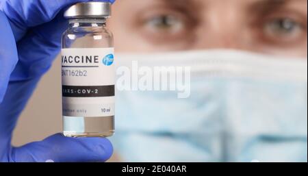 Odessa, Ukraine - 9 décembre 2020 : un scientifique ou un médecin porte un nouveau vaccin BNT162b2 pour l'injection de volontaires humains contre le SRAS-cov-2, le coronavirus ou le covid-19. Développement et recherche de nouveaux médicaments Banque D'Images