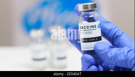 Odessa, Ukraine - 9 décembre 2020 : un scientifique ou un médecin porte un nouveau vaccin BNT162b2 pour l'injection de volontaires humains contre le SRAS-cov-2, le coronavirus ou le covid-19. Développement et recherche de nouveaux médicaments Banque D'Images
