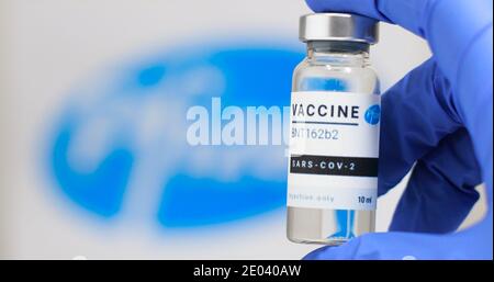 Odessa, Ukraine - 9 décembre 2020 : un scientifique ou un médecin porte un nouveau vaccin BNT162b2 pour l'injection de volontaires humains contre le SRAS-cov-2, le coronavirus ou le covid-19. Développement et recherche de nouveaux médicaments Banque D'Images