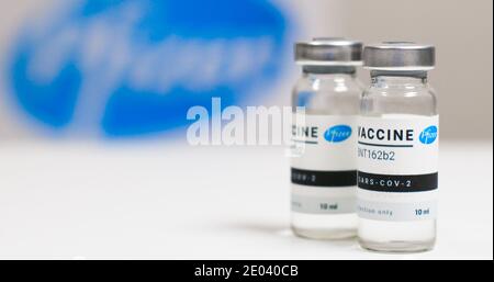 Odessa, Ukraine - 9 décembre 2020 : un scientifique ou un médecin porte un nouveau vaccin BNT162b2 pour l'injection de volontaires humains contre le SRAS-cov-2, le coronavirus ou le covid-19. Développement et recherche de nouveaux médicaments Banque D'Images